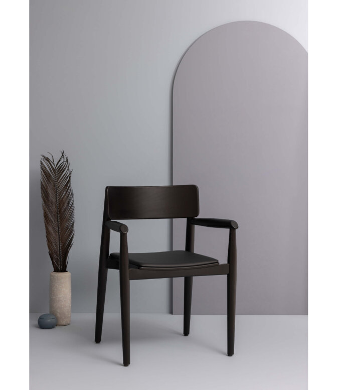krzeslo czarne drewniane fotel z podlokietnikami