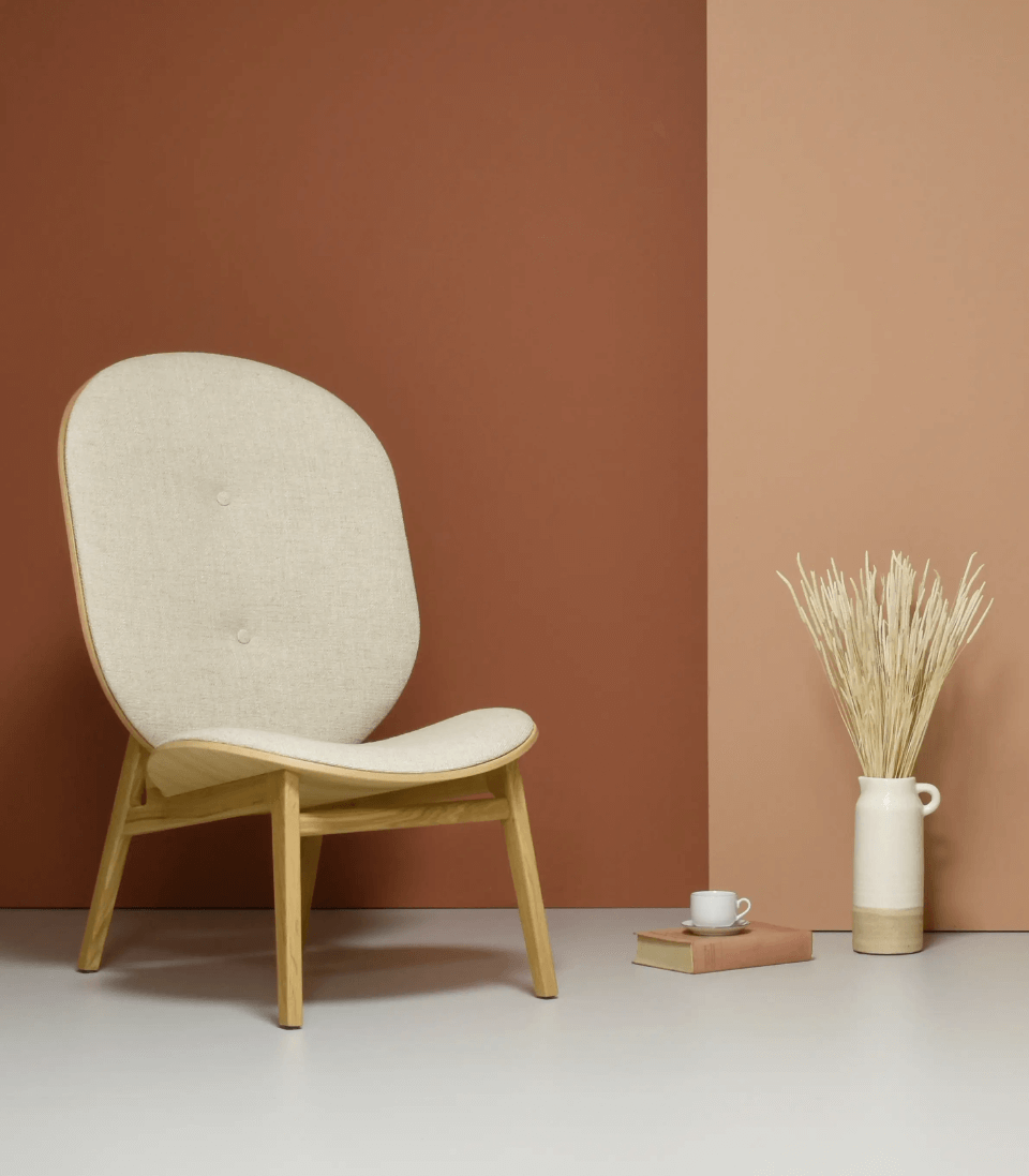 nowoczesny debowy fotel tapicerowany bezowy